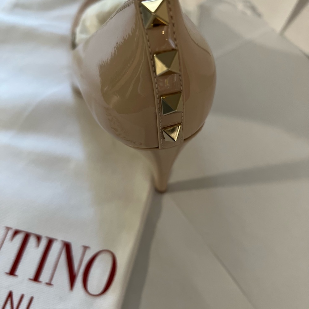 Valentino women size 7 color tan, lightly used